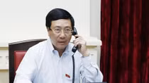 Deputy PM, FM Minh holds telephone talks with Singaporean FM