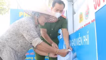 Youths of Vinh Long police launch “rice ATM” to support poor locals amid COVID-19 pandemic