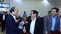 PM Phuc meets with former officials of central region
