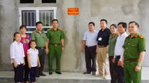 Ha Giang Police donate house of gratitude to needy officer