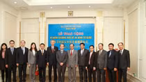 Chinese security officer receives medal from Vietnamese Ministry of Public Security 