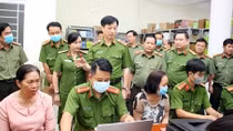Deputy Minister Nguyen Duy Ngoc inspects issuance of chip-based ID cards in Can Tho