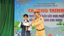 Phu Xuyen Police introduce traffic law to high school students