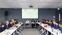 PM holds dialogue with Singaporean business leaders