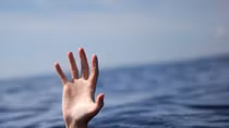 Traffic police saves drowning woman