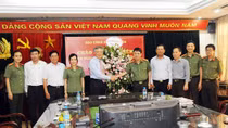 Chief Justice Nguyen Hoa Binh visits Public Security Newspaper 