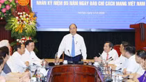 PM visits Nhan dan newspaper ahead of Revolutionary Press Day