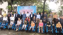 500 wheelchairs presented to the disabled in Quang Binh