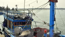 Quang Ngai border guards receive saved Filipino fisherman