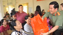 Can Tho Municipal Police hands over gratitude houses and Tet gifts