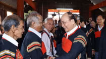 PM presents Tet gifts to disadvantaged ethnic minority people