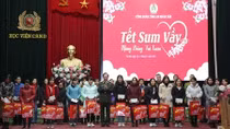 Deputy Minister Nguyen Van Thanh presents gifts to needy Trade Union members