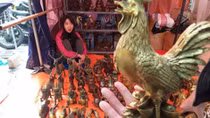 Thousand-dollar bronze roosters become Tet gifts for wealthy Vietnamese