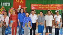 CAND Newspaper and Miss Dang Thu Thao support storm-hit victims