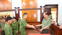 People of Soc Trang voluntarily surrender 1,300 weapons of all kinds