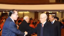 Politburo meets with former senior leaders of Party, State