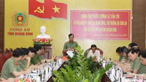 Deputy Minister Le Tan Toi works with Quang Binh provincial police