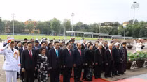 Party, State leaders pay tribute to President Ho Chi Minh