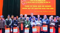 Minister To Lam presents Tet gifts to needy people in Hung Yen 