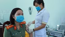 Policemen in Dak Nong get vaccinated against COVID-19