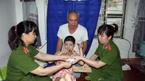 Hoa Binh Police issues ID cards for minority ethnic people