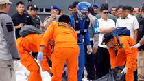 Indonesian divers, 'pinger locators', hunt for doomed plane's cockpit recorders