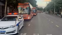 Phu Yen traffic police escort 400 people returning home from pandemic-hit areas