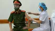 People in Hanoi get vaccinated