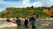 Lai Chau border force presents scholarships to poor students