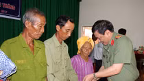 Public Security Department presents gifts to poor people in Soc Trang