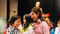 HCM City presents scholarships to over 500 students