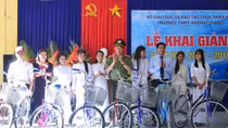 Youths of Thua Thien – Hue Police offer bicycles to poor students 