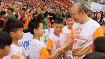 National men’s football coach visits disadvantaged students in Phu Tho