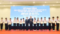 Scholarships presented to poor students in Binh Duong