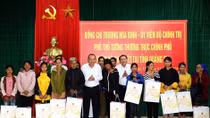 Officials present Tet gifts to poor people, disadvantaged children