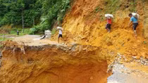 Downpour-triggered landslide kills one in Lai Chau