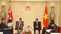Minister To Lam receives British Ambassador