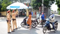 Hanoi police tighten checks of traffic flow on gateways to the city 