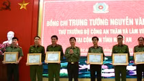 Deputy Minister Nguyen Van Son works with Nghe An police