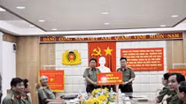 Deputy Minister Bui Van Thanh visits and presents donations to Khanh Hoa