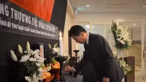 Foreign friends pay homage to former Party chief Do Muoi
