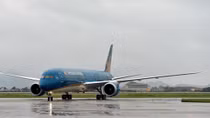 Thousands unable to reach Noi Bai Airport due to heavy rain