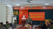 Minister To Lam visits and works with North-western Mobile Police Regiment