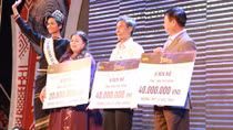Miss Universe Vietnam 2017 presents scholarship to poor students