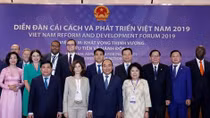 PM receives delegates to Vietnam reform forum 2019