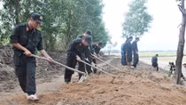 Mobile Police help people in post-flooding period