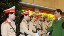 Deputy Minister Nguyen Duy Ngoc works with Hanoi’s Traffic Police 