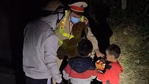 Traffic police in Quang Nam support people returning home from pandemic-hit areas
