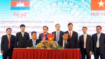 Vietnamese, Cambodian provinces sign cooperation pact
