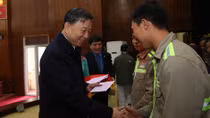 Minister To Lam presents gifts to workers in Hung Yen province